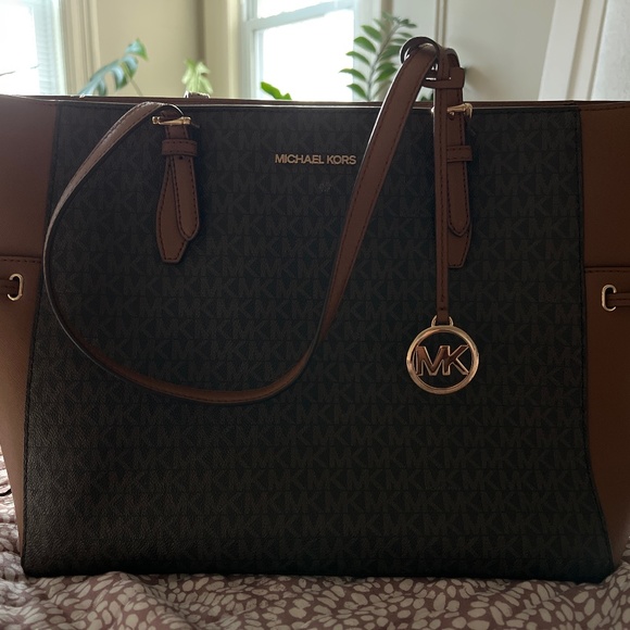 Michael Kors Voyager - Picture 1 of 3